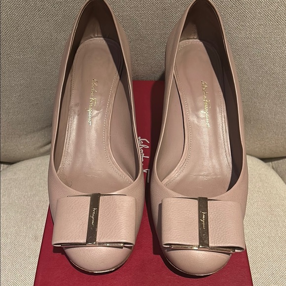 Ferragamo Capua Pump - Picture 5 of 11
